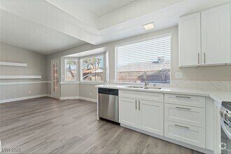 Building Photo - 6352 Vicuna Dr