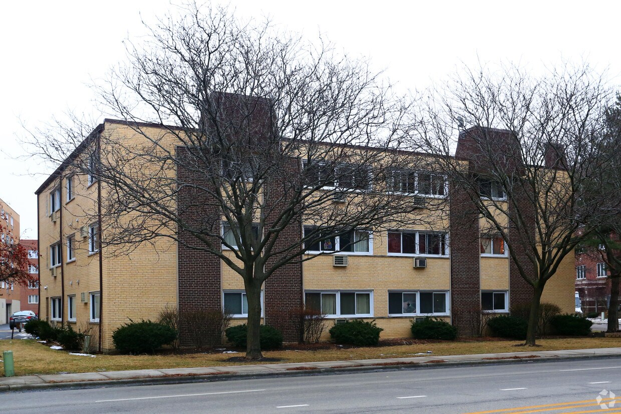 Building Photo - 677 S River Rd