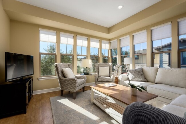 Amplia sala de estar - 150 Sanderling Ln