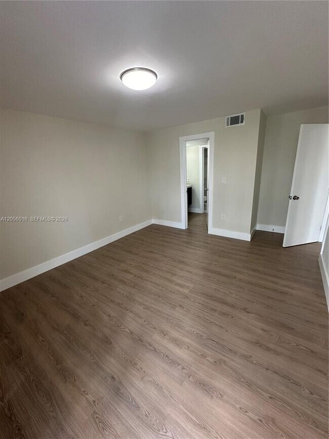 Building Photo - 10090 NW 80th Ct
