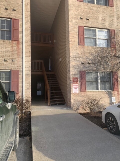 Covered and well lit entrance - 124 Creekside Dr
