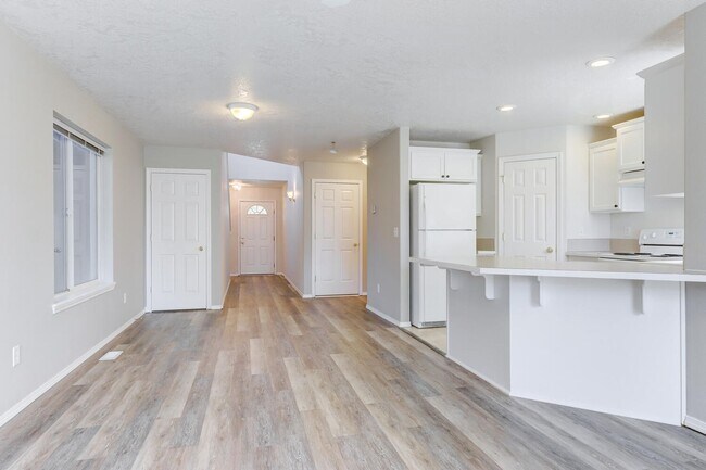 Building Photo - Spacious 3 Bed, 2.5 Bath Home with Garage ...