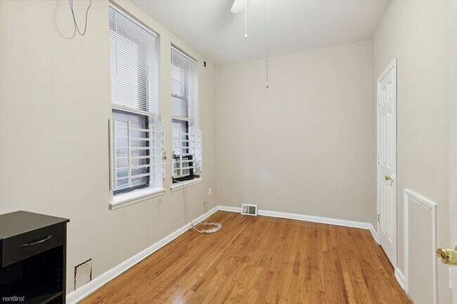 Foto del edificio - 3 br, 2 bath Triplex - 2148 N CARLISLE ST ...