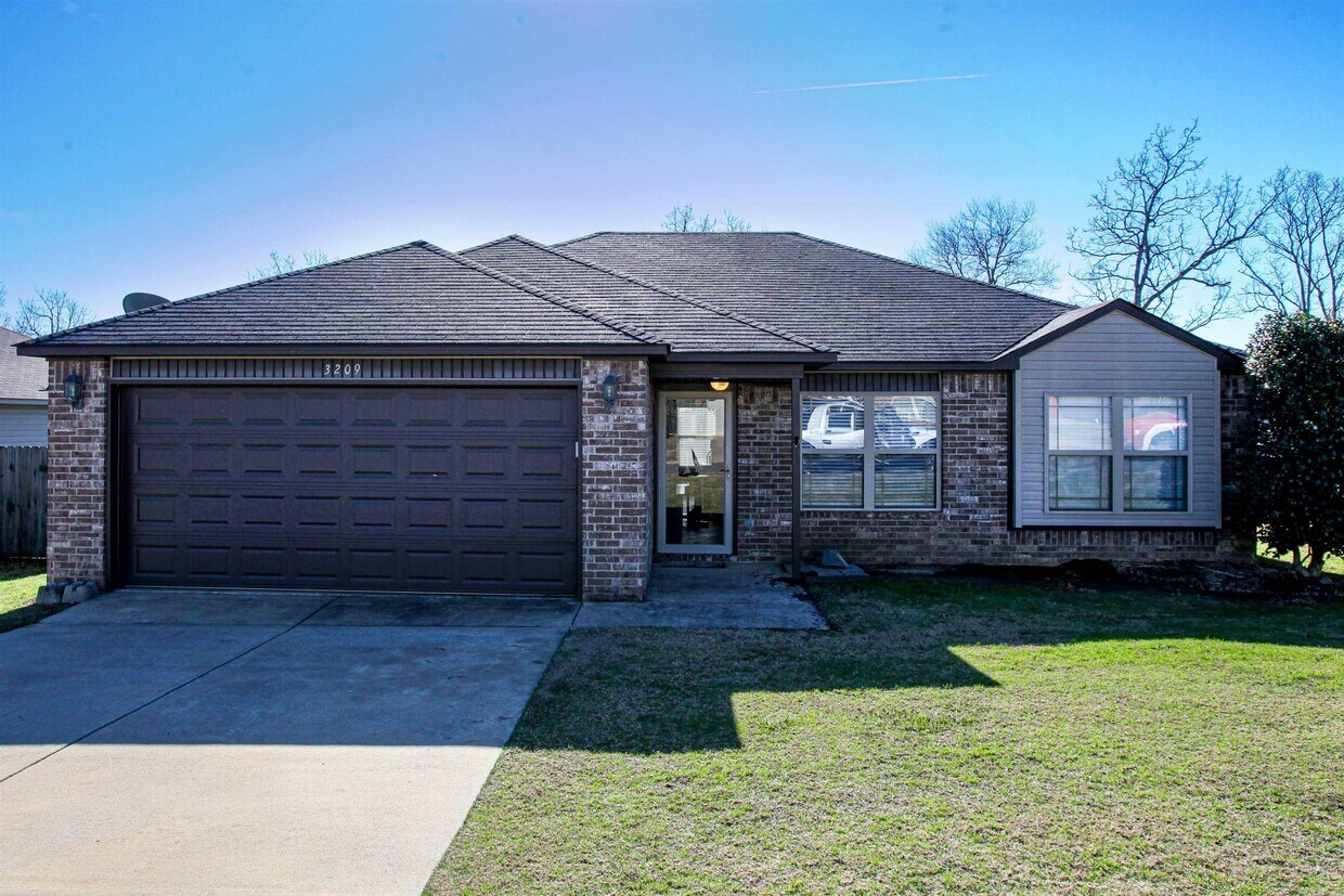 Foto principal - 3209 Miracle Heights Ct