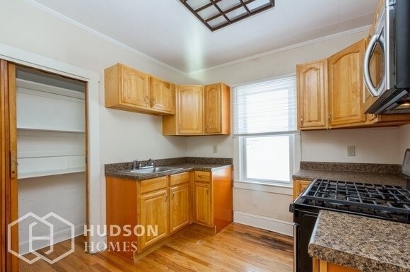 Building Photo - MOVE-IN SPECIAL! Move in by March 31st - G...