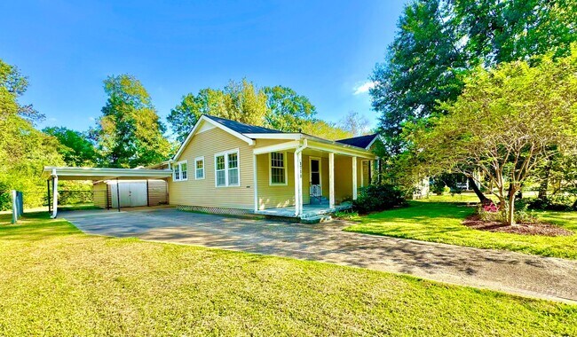 Building Photo - Holiday Move In Special! - Unique 3 Bedroo...
