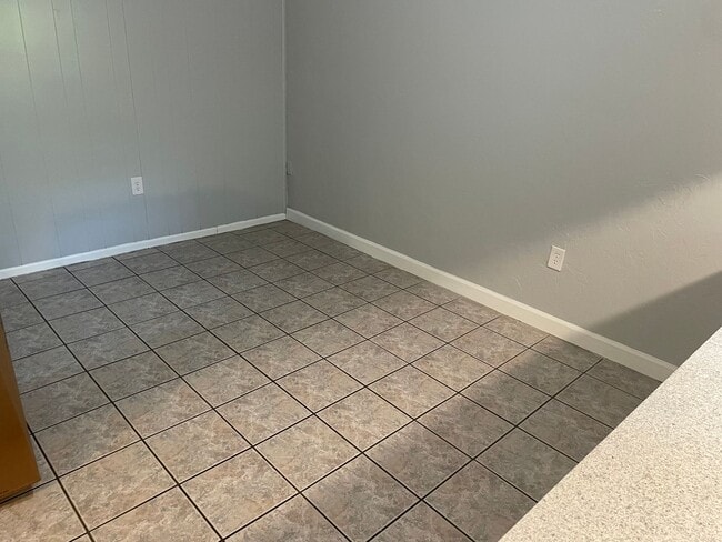 Building Photo - Location, location, location!  876 SF Unit...
