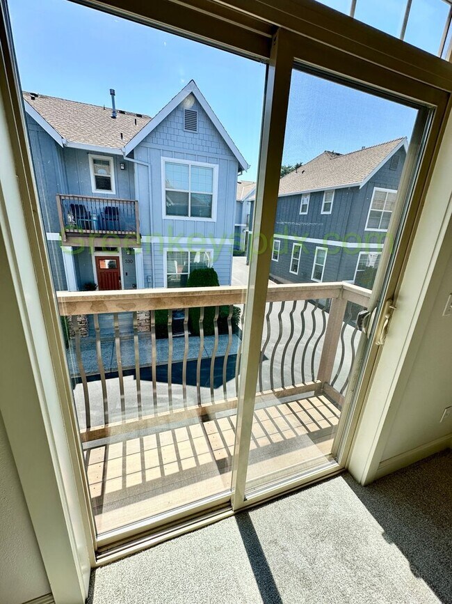 Foto del edificio - Secure and Beautiful 3-Bedroom 2.5-Bathroo...