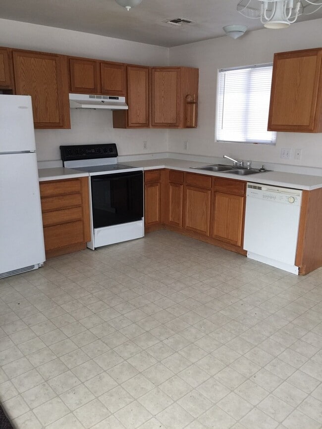 Building Photo - 2912 Dawn Dr