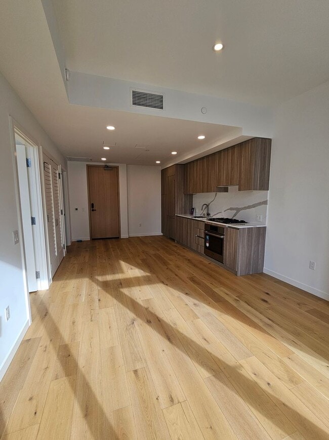 Building Photo - Luxurious High Rise Living in Convenient Downtown Bellevue
