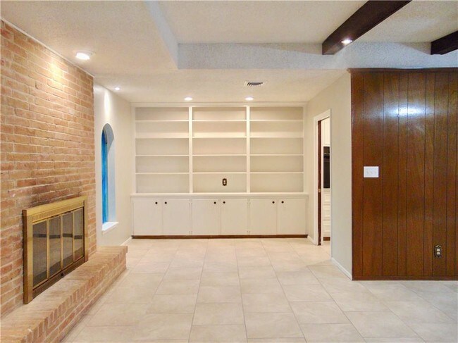 Building Photo - 4410 Sutton Ln