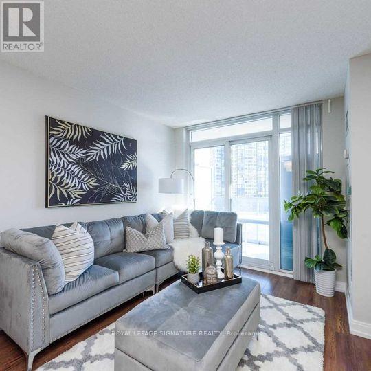 Photo du bâtiment - 330-330 Burnhamthorpe Rd W