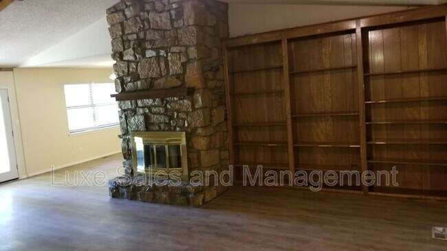 Building Photo - 9912 E 114th St