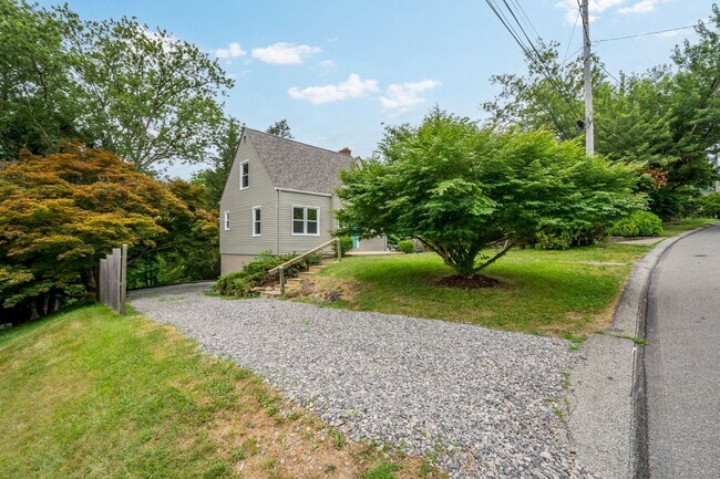 Building Photo - AVAILABLE SEPT 1st!! Check out this BEAUTIFUL & UPDATED home in Penn Hills!