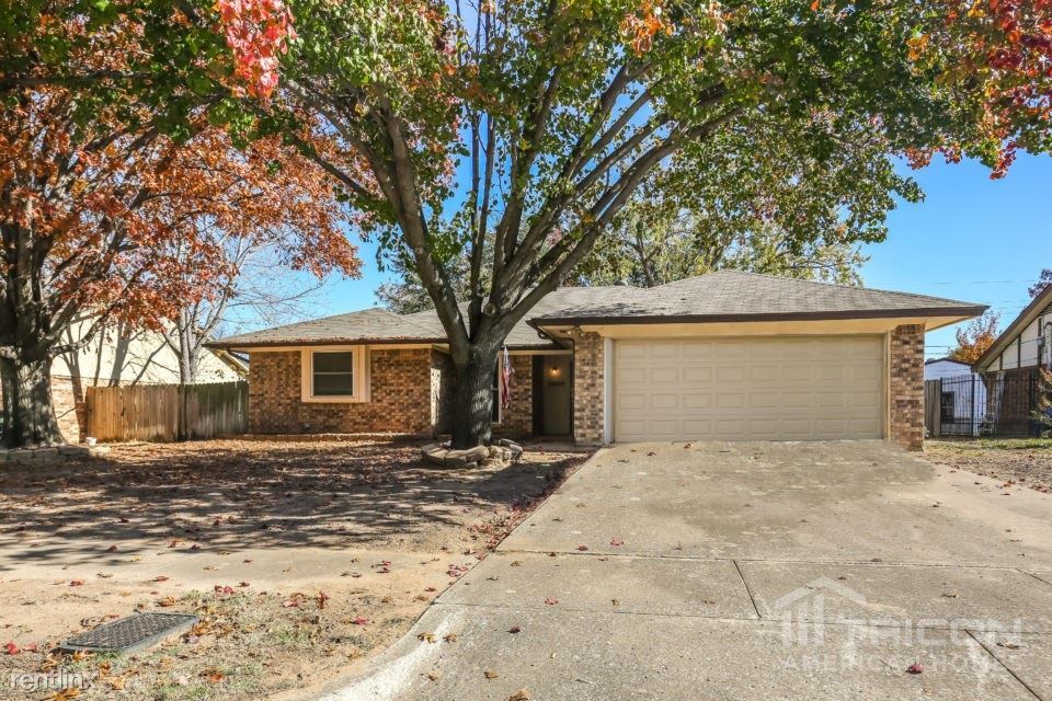 Foto principal - 1206 Hillcrest Dr