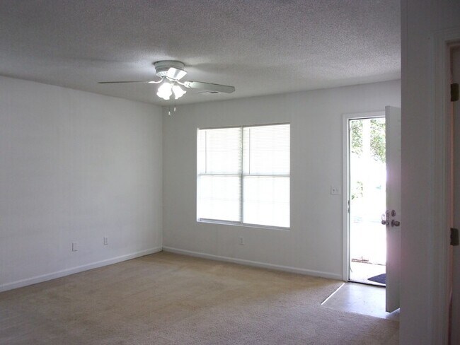 Foto del edificio - 2 Bedroom 2 Bath Duplex near Cherry Park