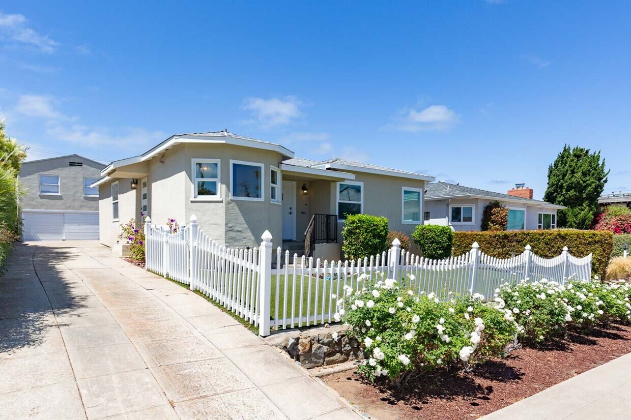 Foto principal - 2 Bed, 2 Bath home in Ocean Beach