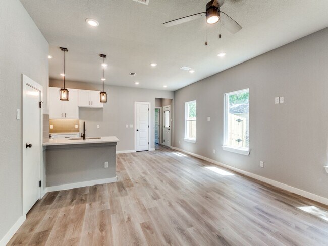 Foto del edificio - Gorgeous New Construction duplex for rent ...