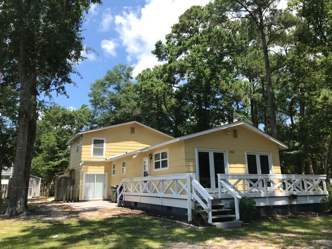 Foto del edificio - Walk to Beach, Dog-Friendly, Three-Bedroom...