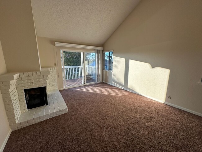 Foto del edificio - Second Story Lori Drive Condo