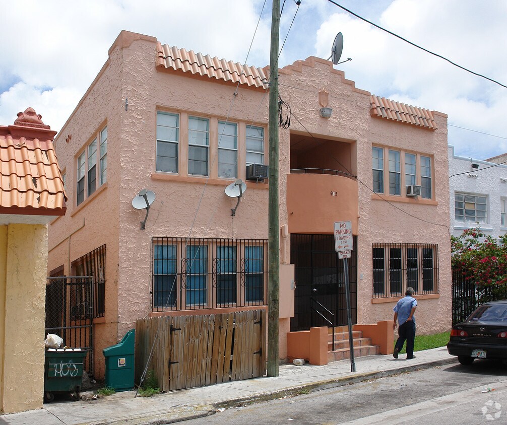 Building Photo - 985 SW 5th St