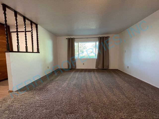 Foto del edificio - Charming 3-Bed, 2-Bath Haven with 1,296 Sq. Ft. of Cozy Comfort in Sandy, OR!