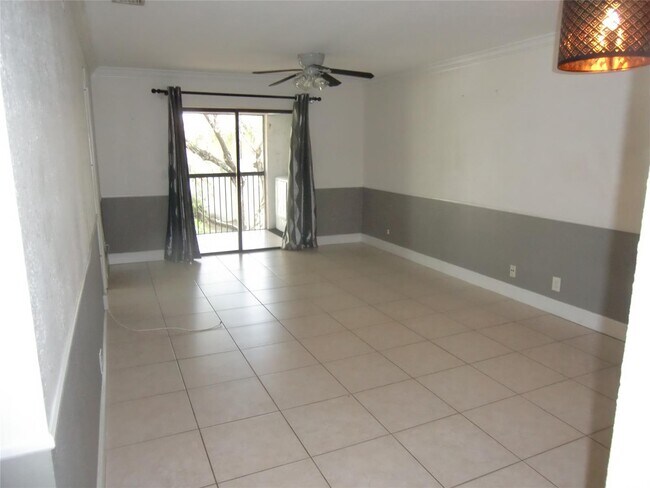 Foto del edificio - 10575 Royal Palm Blvd