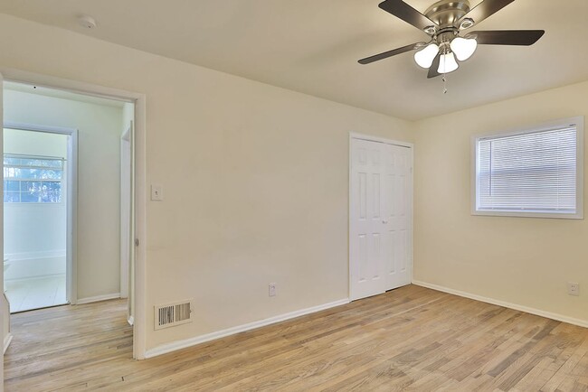 Building Photo - Newly Renovated Duplex