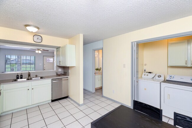 Foto del edificio - 15622 Cruiser St