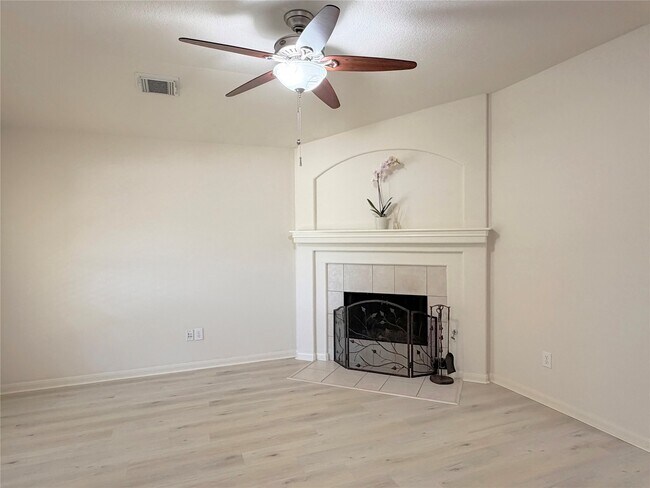 Building Photo - 6351 Applewood Forest Dr