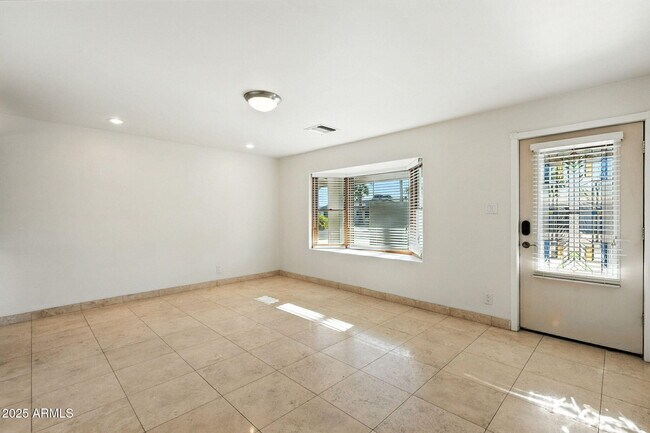 Foto del edificio - 3519 N 63rd Pl
