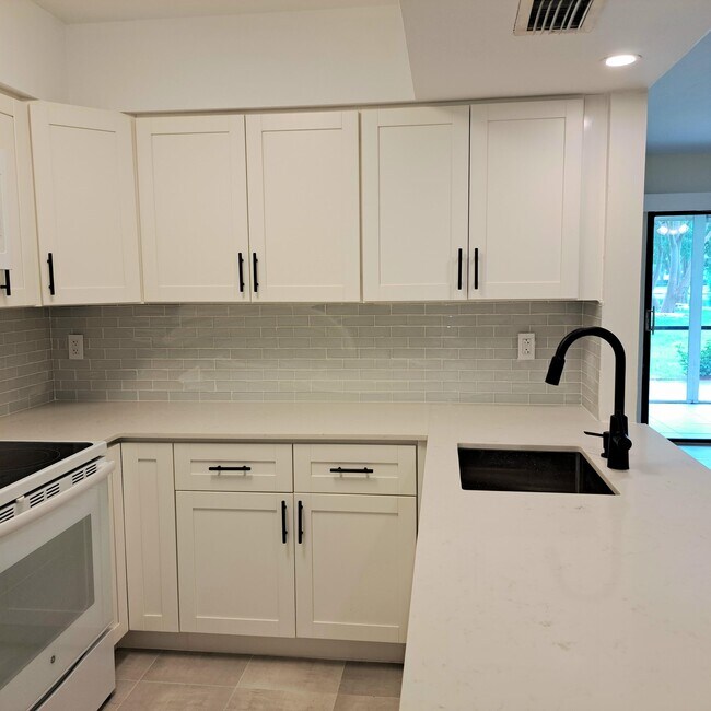 Foto del edificio - 2112 S Cypress Bend Dr