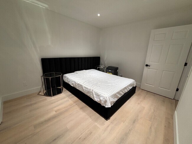 Foto del edificio - 1 Bedroom Available now!