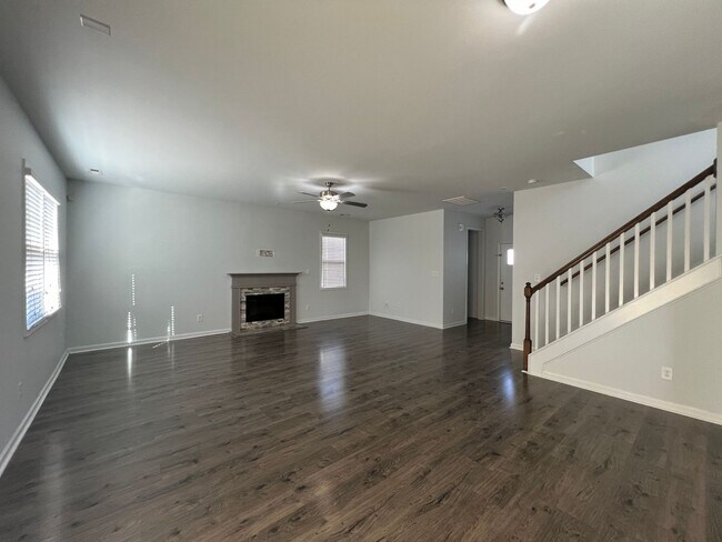 Foto del edificio - Beautiful 4 Bed 2.5 Bath Raeford Home with Fenced Yard