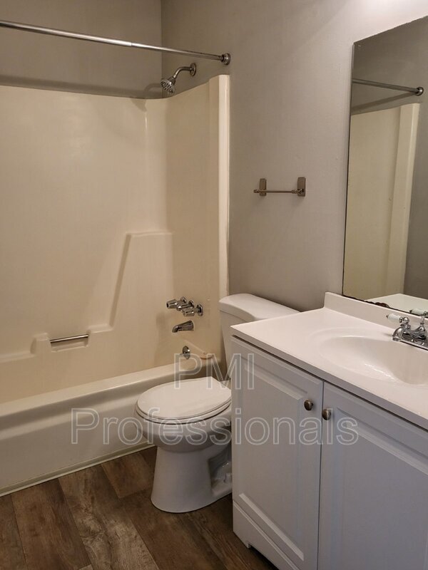 Building Photo - 3606 Willow Creek Ct