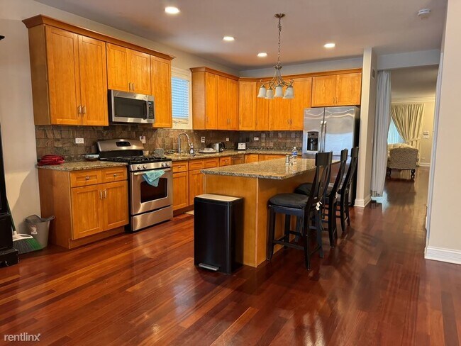 Foto del edificio - 5 br, 3.5 bath House - 2332 West Morse Avenue