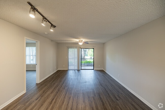 2 habitaciones, 2 baños - 1112 pies cuadrados - Orquídea - Sala de estar/comedor - Oasis Naples Apartments