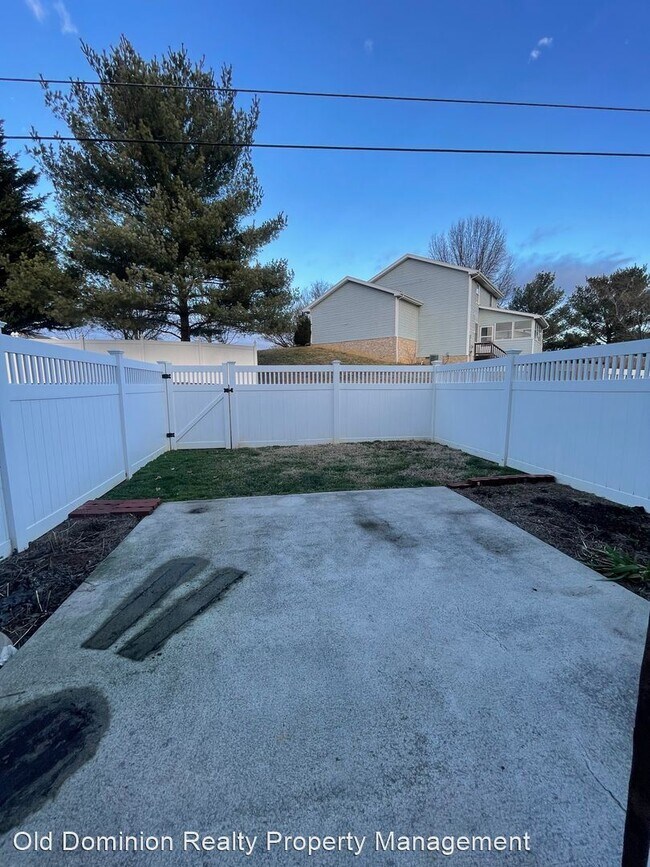 Building Photo - 3 br, 2.5 bath House - 2464 Twin Gables Court