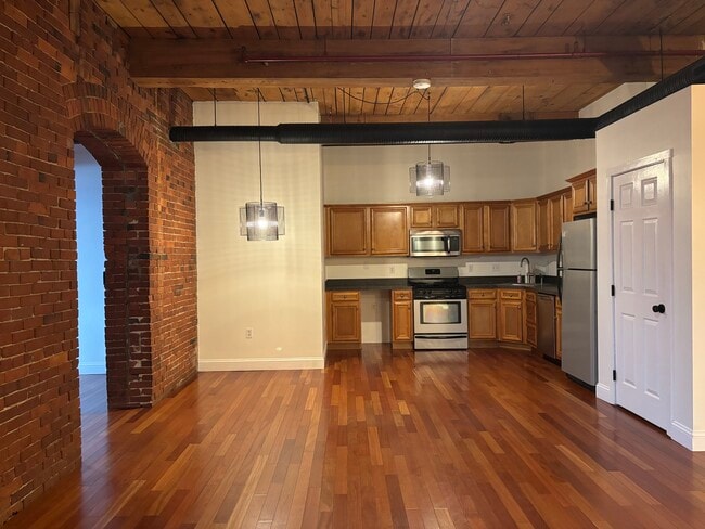 Building Photo - 471 Silver St