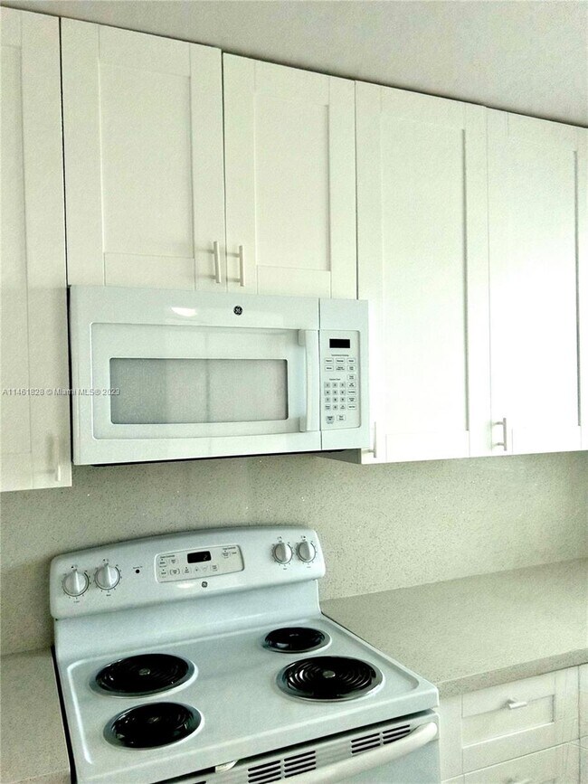 Foto del edificio - 2998 Sunrise Lakes Dr W