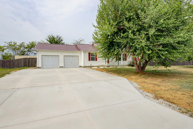 Building Photo - 16 Winding Oaks