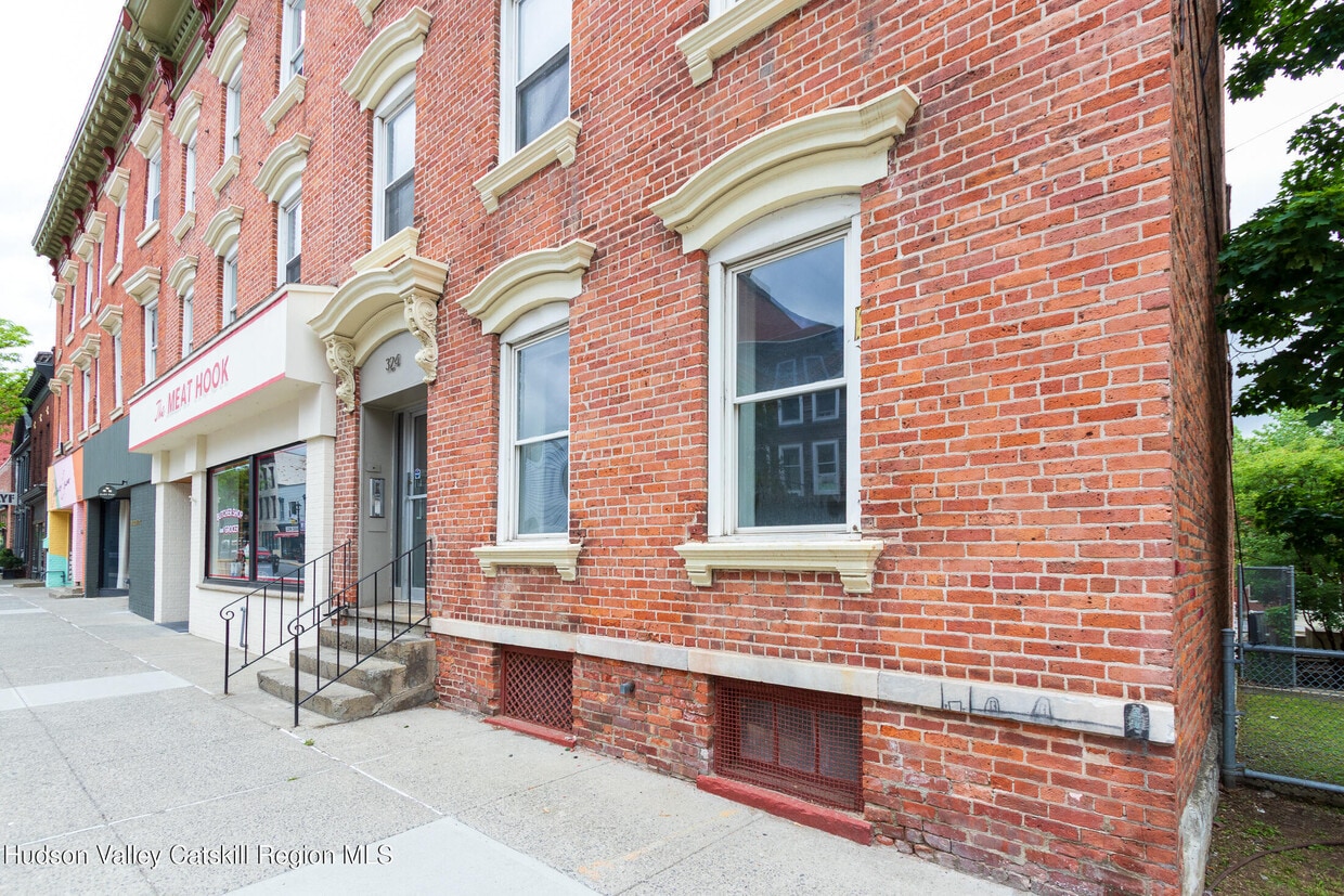 Primary Photo - 324 Warren St