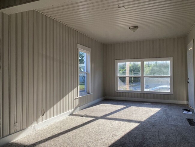 Foto del edificio - 2 bed 1 full bath and 1 half bath home for...