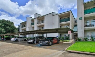 Building Photo - 2822 S Bartell Dr