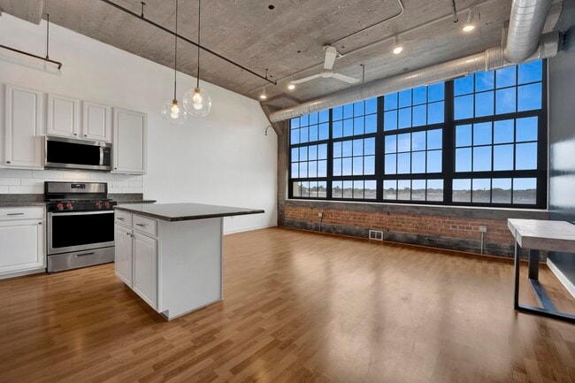 Building Photo - 3963 W Belmont Ave