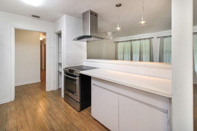 Building Photo - 609 W Walnut Ave