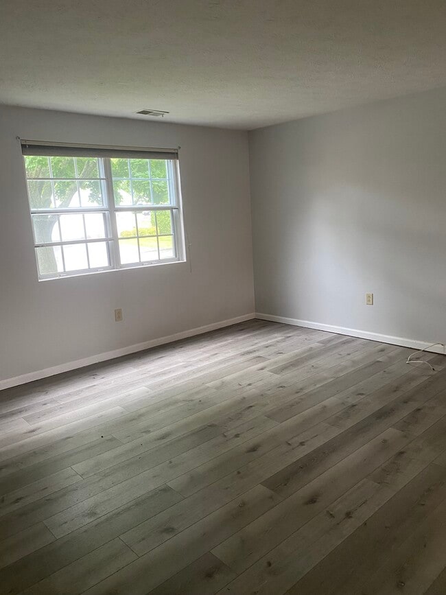 Living Rm - 32C Chestnut Ct