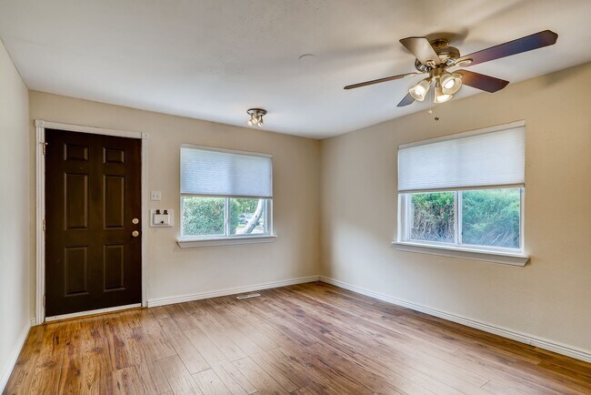 Building Photo - Evolve Real Estate: Cozy Townhouse Just of...