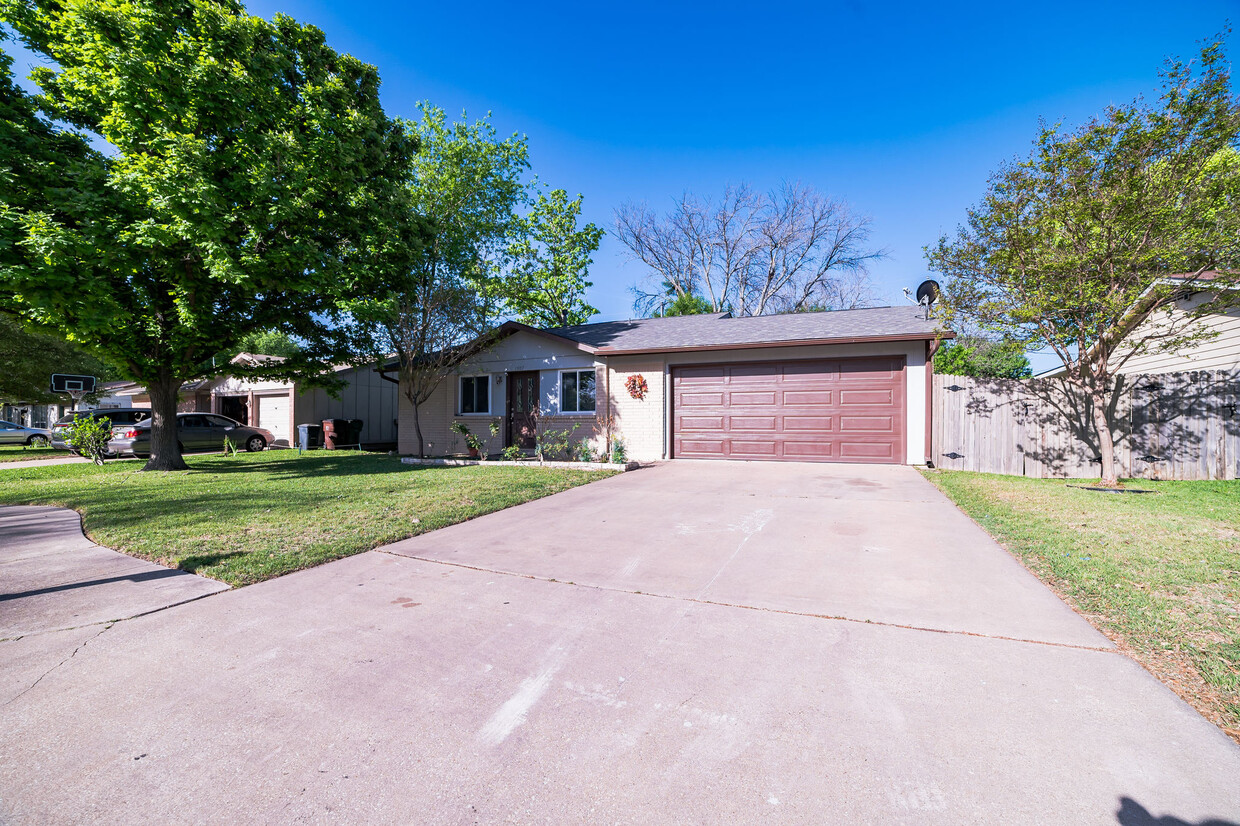 Front of Home - 1907 Greenhill Dr