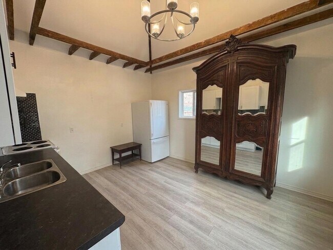 Photo du bâtiment - Main Floor 2 bedroom with Parking